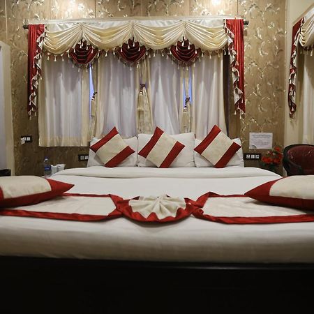 The Ranikhet Continental Hotel Buitenkant foto