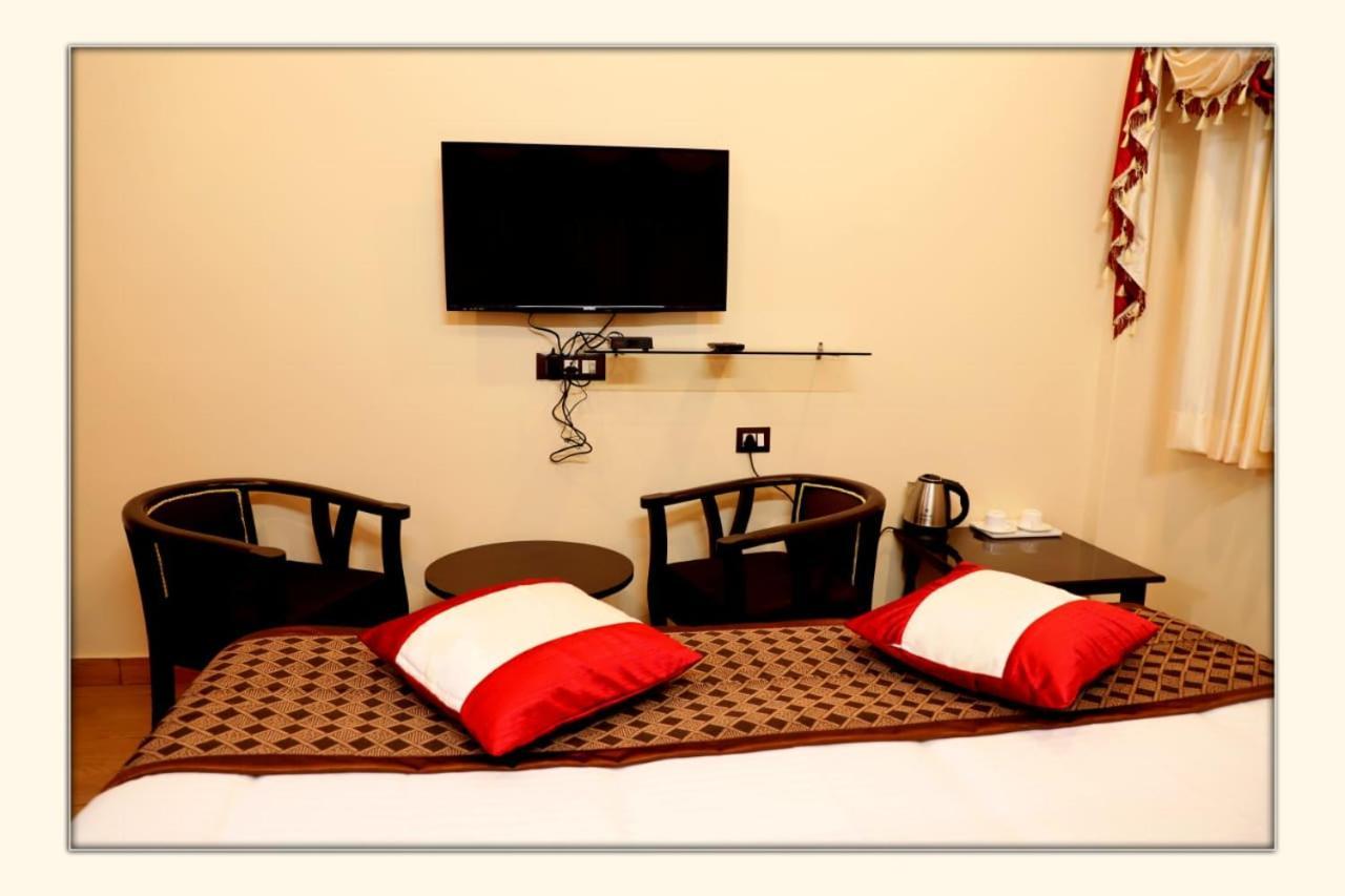 The Ranikhet Continental Hotel Buitenkant foto