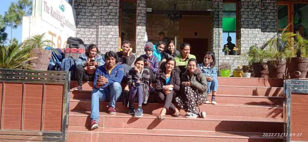 The Ranikhet Continental Hotel Buitenkant foto