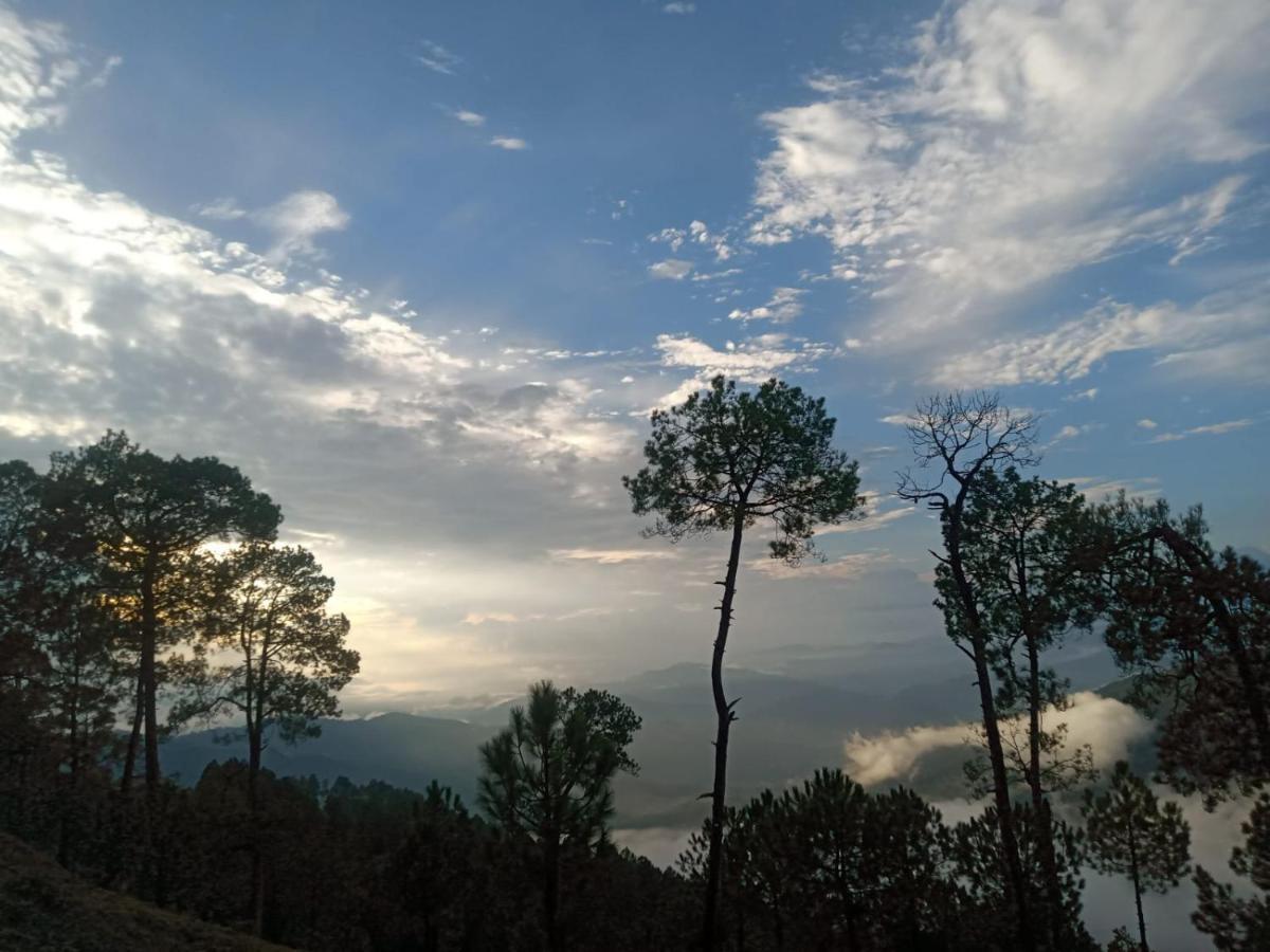 The Ranikhet Continental Hotel Buitenkant foto
