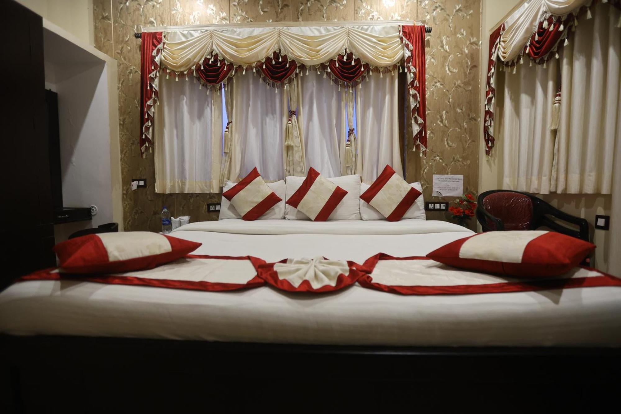 The Ranikhet Continental Hotel Buitenkant foto