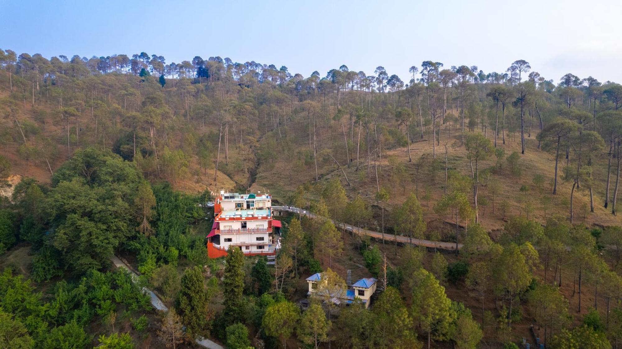 The Ranikhet Continental Hotel Buitenkant foto
