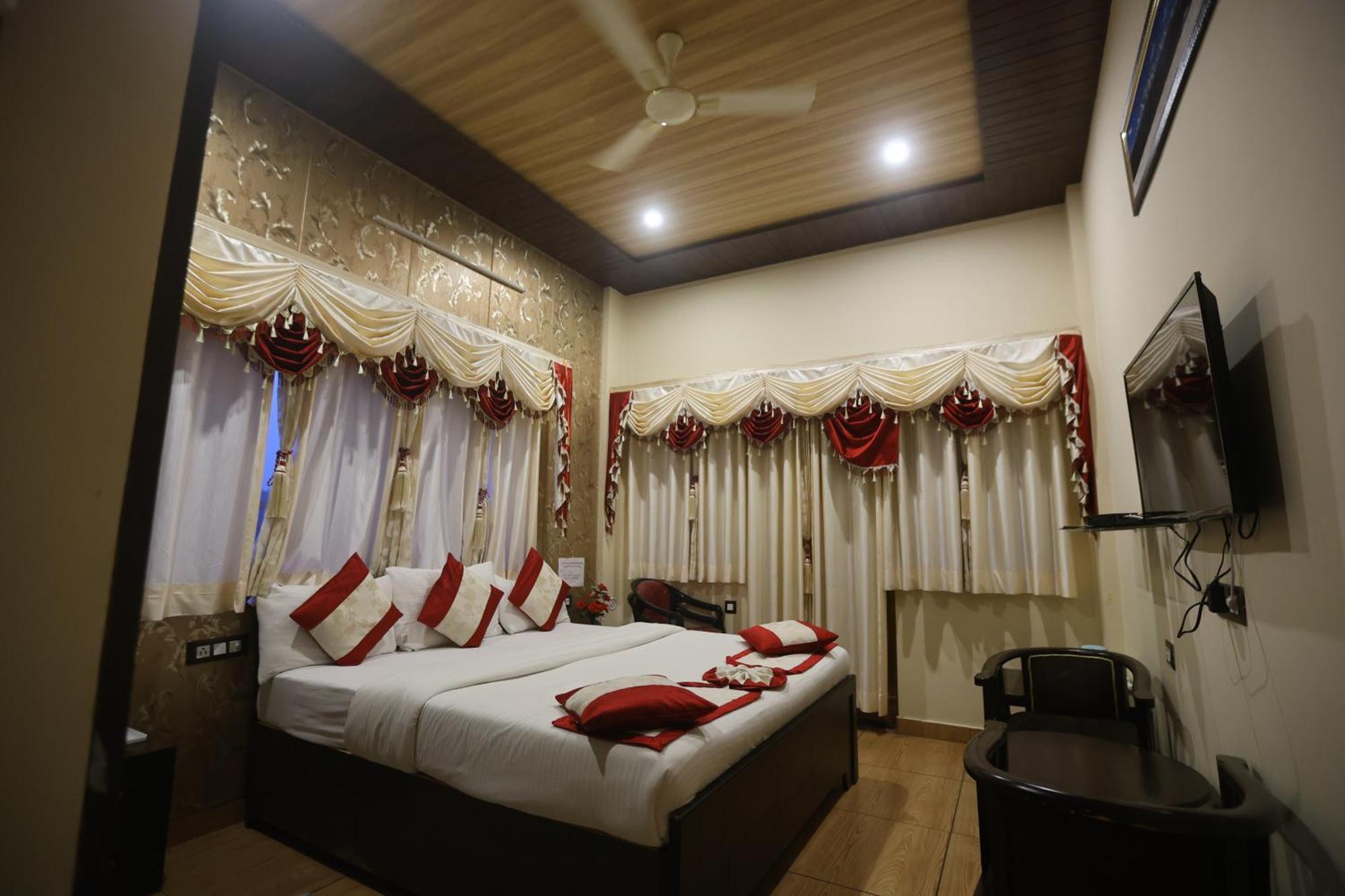 The Ranikhet Continental Hotel Buitenkant foto