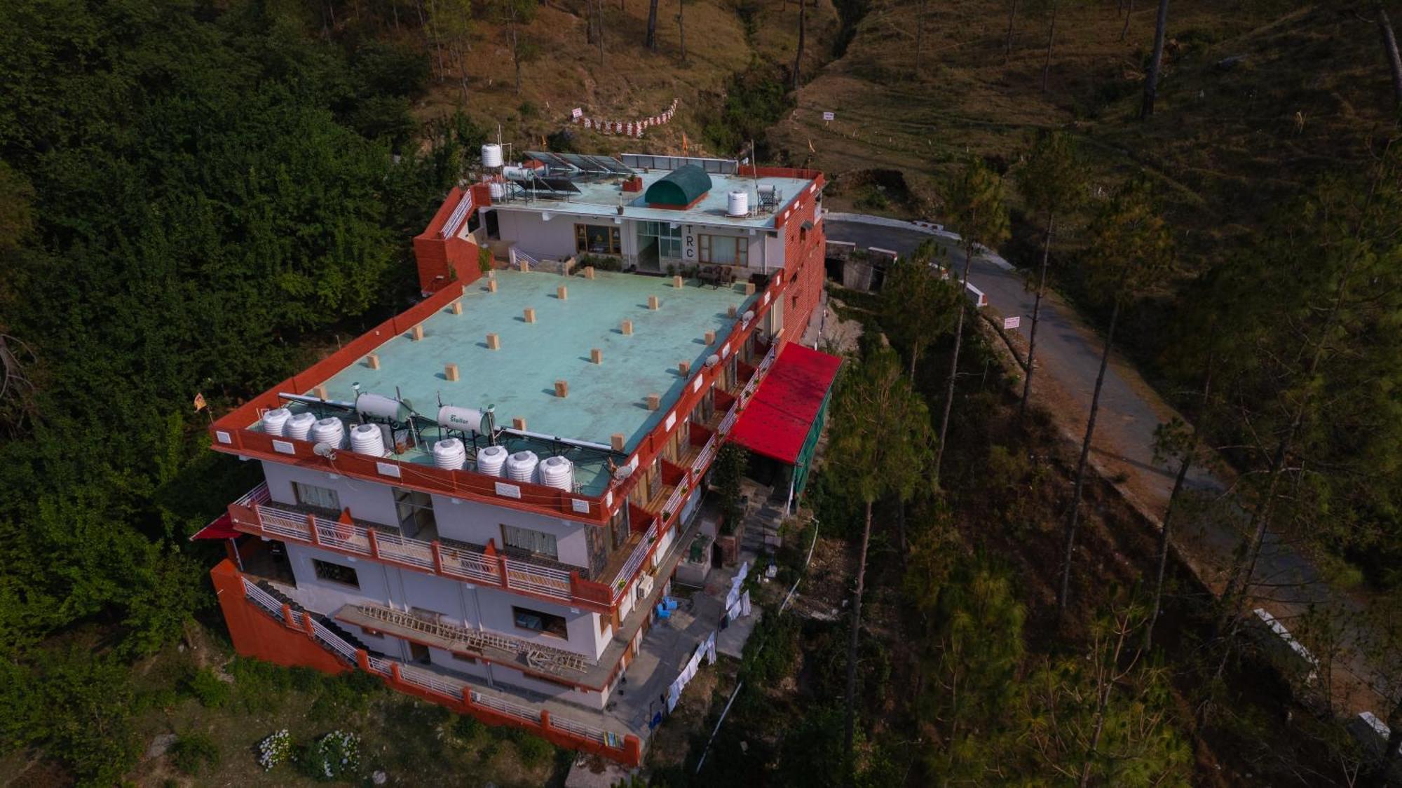 The Ranikhet Continental Hotel Buitenkant foto