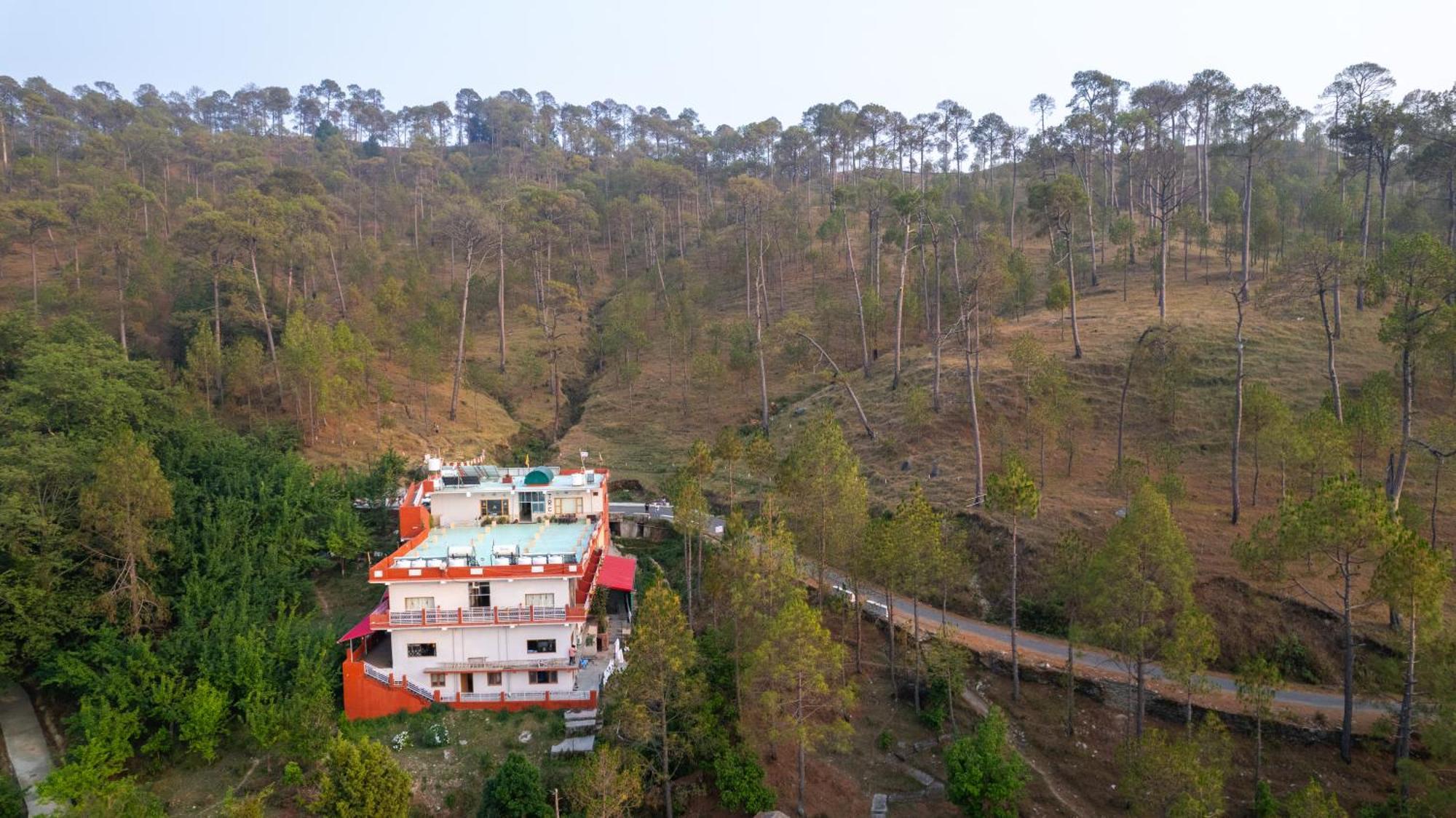 The Ranikhet Continental Hotel Buitenkant foto