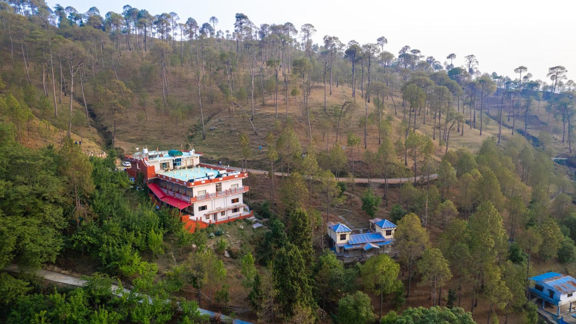 The Ranikhet Continental Hotel Buitenkant foto