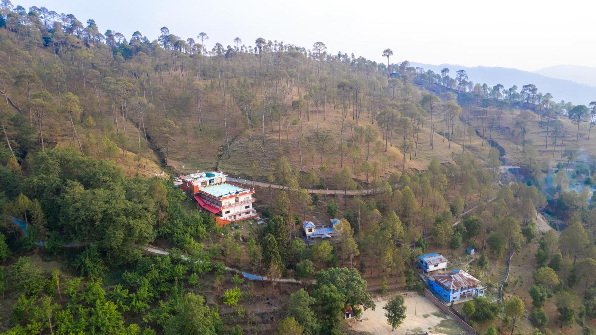 The Ranikhet Continental Hotel Buitenkant foto