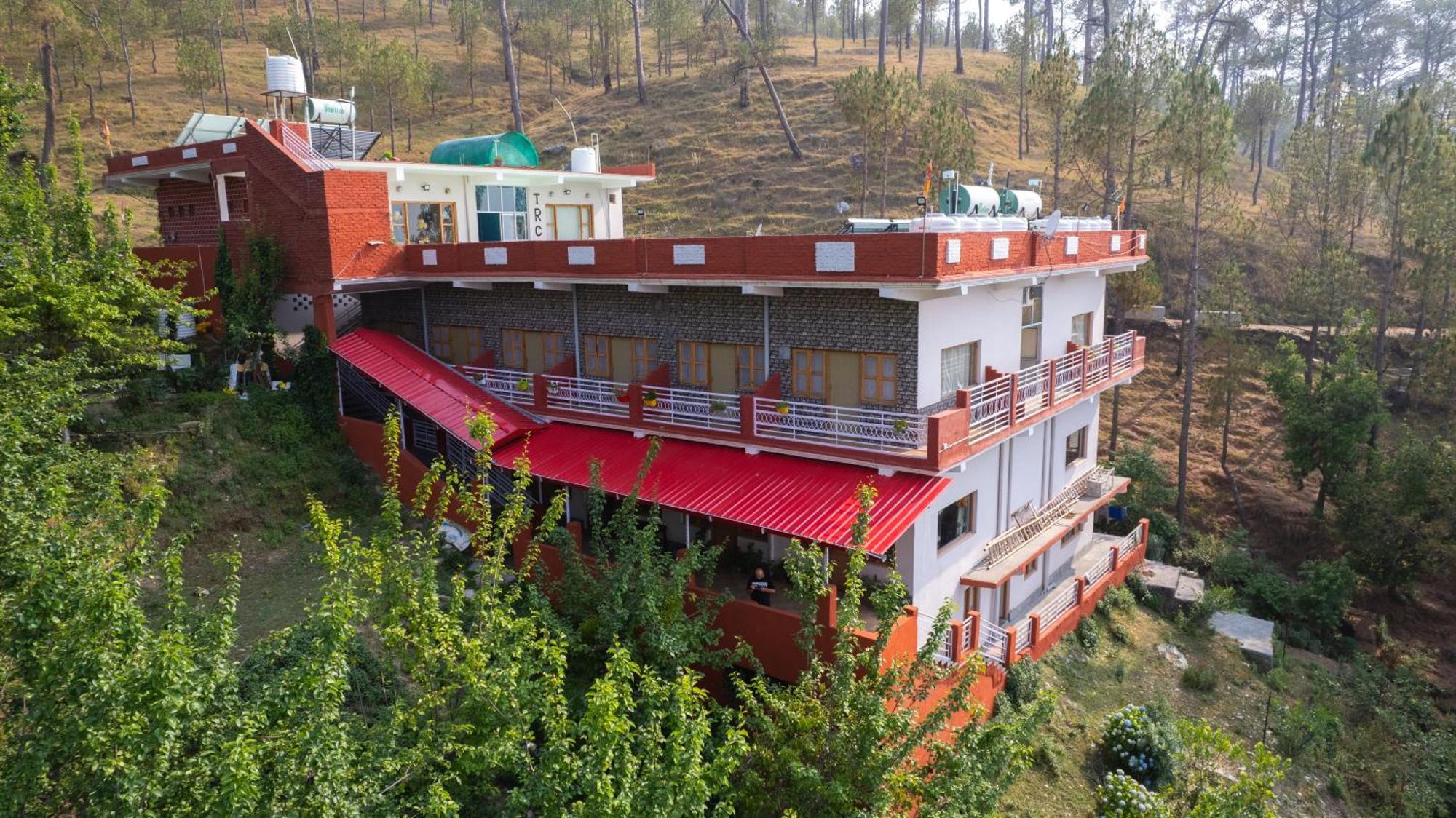 The Ranikhet Continental Hotel Buitenkant foto