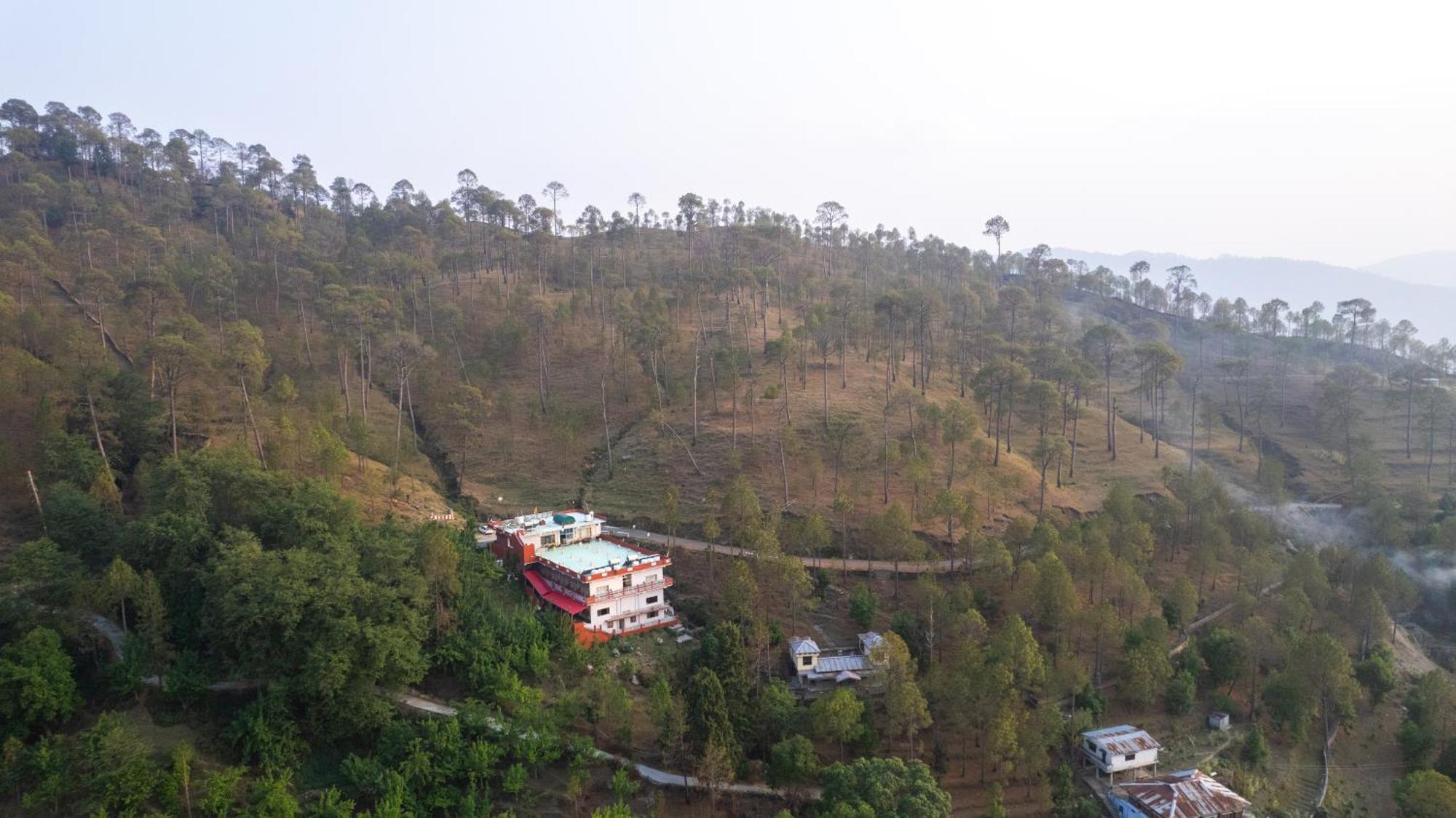 The Ranikhet Continental Hotel Buitenkant foto